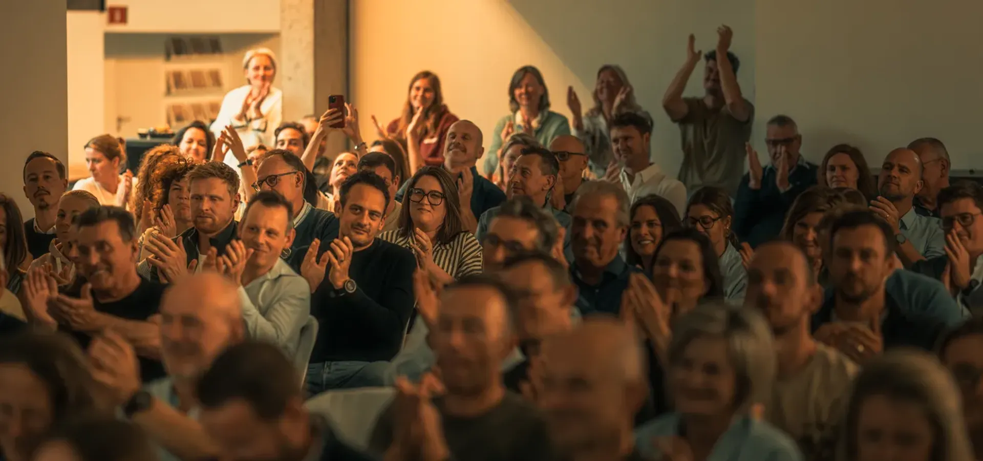 Volle zaal en applaus tijdens een keynote-avond